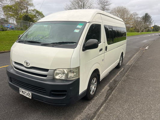 2010 toyota hiace commuter