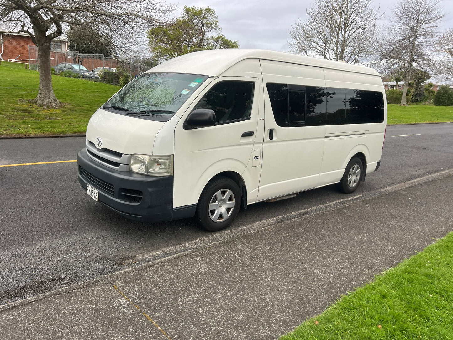 2010 toyota hiace commuter