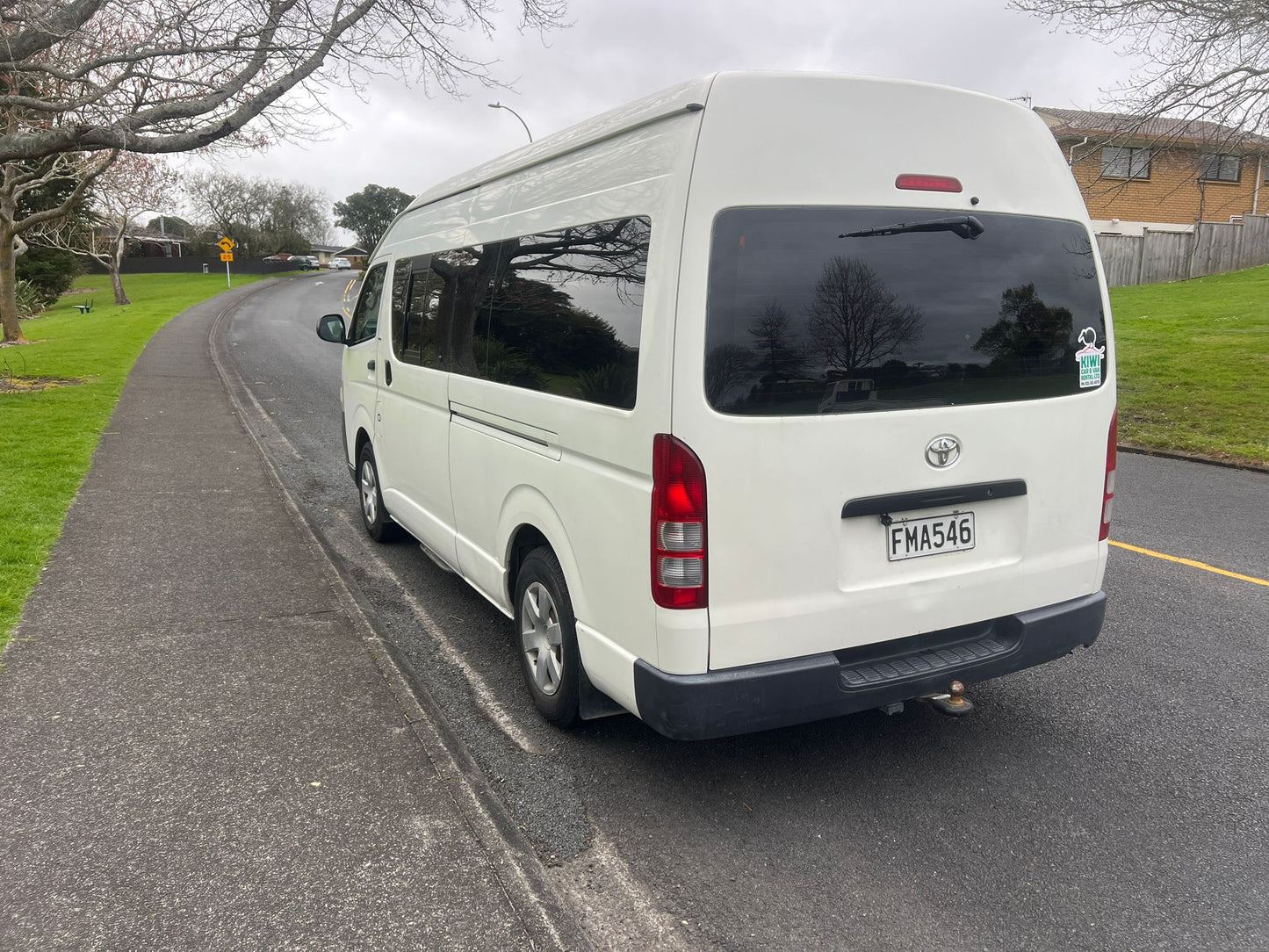 2010 toyota hiace commuter